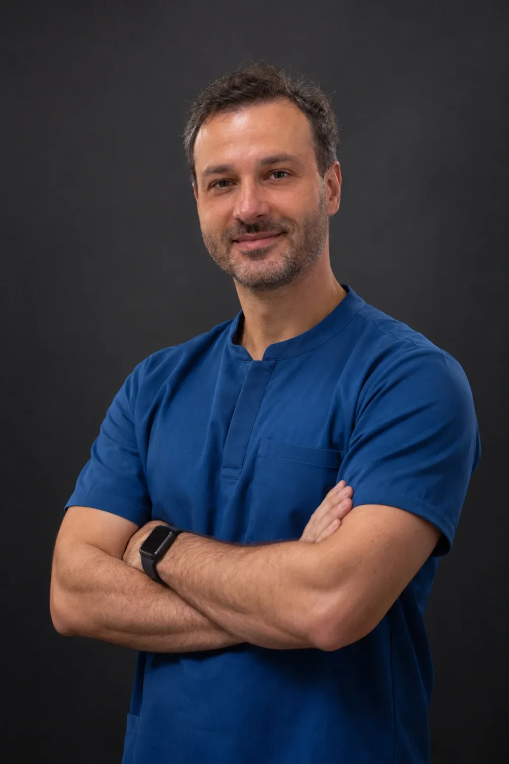 Dr. Marcelo Belon, de uniforme azul, com os braços cruzados
